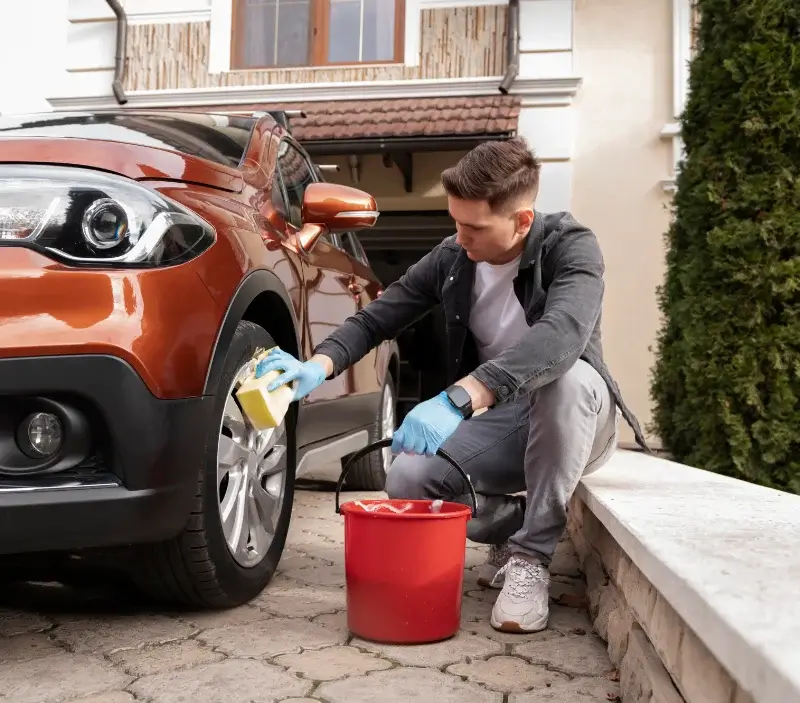 Lavage auto à domicile Éteignières : professionnel intervenant sur un véhicule